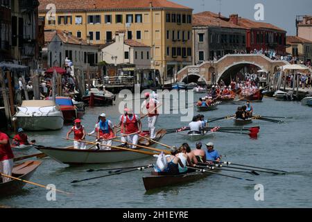 Les rameurs arrivent sur le canal de Cannaregio pour participer au Vogalonga à Venise, Italie, le 09 juin 2019.(MVS) Banque D'Images