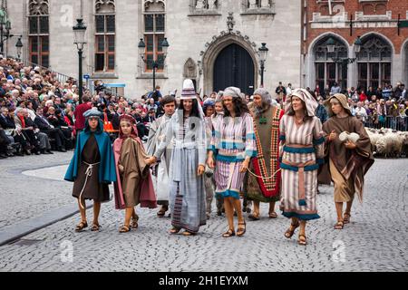 BRUGES, BELGIQUE - 17 MAI : procession annuelle du Saint-sang le jour de l'Ascension.Les habitants de la région effectuent une reconstitution historique et des dramatizations de Biblica Banque D'Images