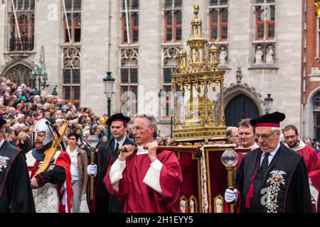 BRUGES, BELGIQUE - 17 MAI : procession annuelle du Saint-sang le jour de l'Ascension.Les habitants de la région effectuent une reconstitution historique et des dramatizations de Biblica Banque D'Images
