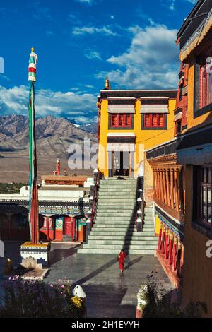 THIKSEY, INDE - 13 SEPTEMBRE 2012 : jeune moine bouddhiste qui court dans la cour du monastère bouddhiste Thiksey gompa à Ladakh, Inde Banque D'Images