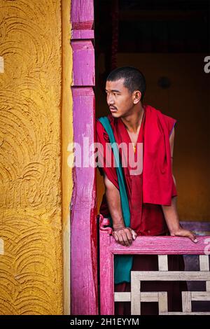 THIKSEY, INDE - 13 SEPTEMBRE 2012 : jeune moine bouddhiste debout à la porte de Thiksey gompa, Ladakh, Inde Banque D'Images