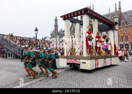 BRUGES, BELGIQUE - 17 MAI : procession annuelle du Saint-sang le jour de l'Ascension.Les habitants de la région effectuent une reconstitution historique et des dramatizations de Biblica Banque D'Images