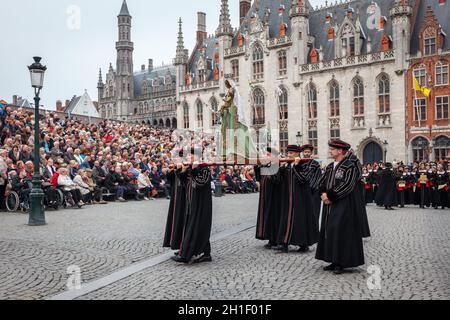 BRUGES, BELGIQUE - 17 MAI : procession annuelle du Saint-sang le jour de l'Ascension.Les habitants portent la statue de la Vierge Marie.17 mai 2012 à Bruges (Brugge Banque D'Images