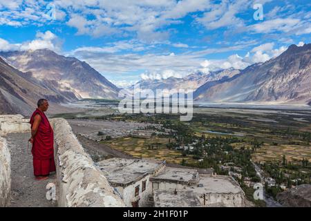 DISKIT, INDE - 12 SEPTEMBRE 2012 : moine bouddhiste tibétain non identifié priant sur le toit de Diskit gompa (monastère) dans l'Himalaya, vallée de Nubra, Ladakh, Banque D'Images