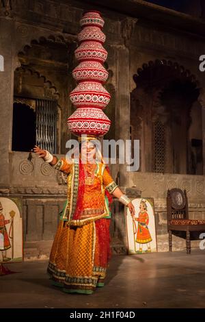 UDAIPUR, INDE - NOVEMBRE 24: Représentation de Bhavai - danse populaire célèbre de l'état Rajasthan de l'Inde.L'interprète équilibre le nombre de pots de terre comme elle dan Banque D'Images