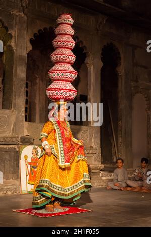 UDAIPUR, INDE - NOVEMBRE 24: Représentation de Bhavai - danse populaire célèbre de l'état Rajasthan.L'interprète équilibre le nombre de pots lorsqu'elle danse sur un gla brisé Banque D'Images