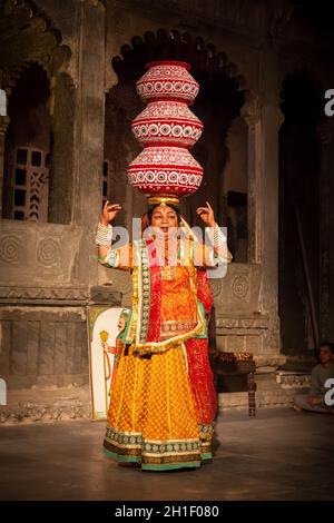 UDAIPUR, INDE - NOVEMBRE 24: Représentation de Bhavai - danse populaire célèbre de l'état Rajasthan de l'Inde.L'interprète équilibre le nombre de pots de terre comme elle dan Banque D'Images