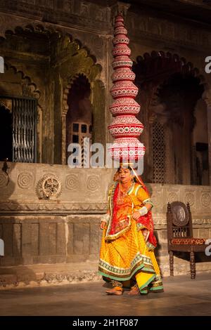 UDAIPUR, INDE - NOVEMBRE 24: Représentation de Bhavai - danse populaire célèbre de l'état Rajasthan de l'Inde.L'interprète équilibre le nombre de pots de terre comme elle dan Banque D'Images