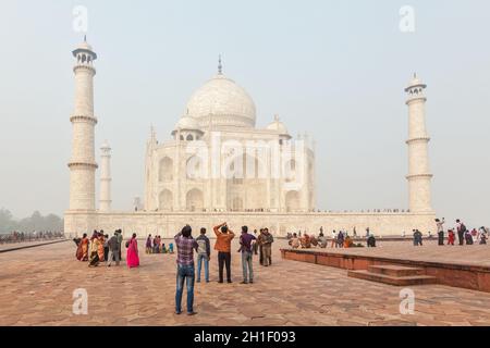 AGRA, INDE - 17 NOVEMBRE 2012: Les touristes visitent Taj Mahal - célèbre monument indien et attraction touristique.C'est un site classé au patrimoine mondial de l'UNESCO et un concierge Banque D'Images