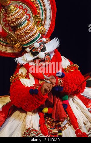CHENNAI, INDE - SEPTEMBRE 9 : spectacle de danse traditionnelle indienne Kathakali le 9 septembre 2009 à Chennai, Inde.L'interprète porte le singe K. Banque D'Images