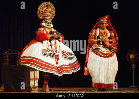 CHENNAI, INDE - SEPTEMBRE 8 : spectacle de danse traditionnelle indienne Kathakali le 8 septembre 2009 à Chennai, Inde.Les artistes jouent Arjuna (pa Banque D'Images