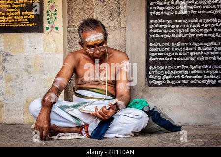 KANCHIPURAM, INDE - 12 SEPTEMBRE 2009 : brahmin de temple non identifié au temple d'Ekambareswalar, Kanchipuram.La ville est un lieu de pèlerinage Saint pour Hin Banque D'Images