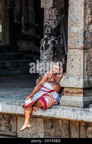KANCHIPURAM, INDE - 12 SEPTEMBRE 2009 : brahmin de temple non identifié au temple d'Ekambareswalar, Kanchipuram.La ville est un lieu de pèlerinage Saint pour Hin Banque D'Images
