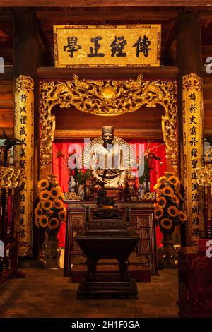 HANOÏ, VIETNAM - 11 JUIN 2011 : statue de Confucius au Temple de la Littérature.Ce temple est dédié à Confucius, aux sages et aux érudits Banque D'Images