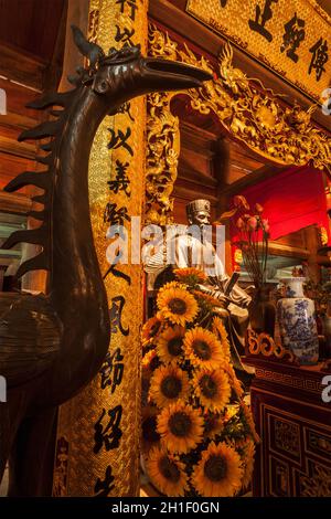 HANOÏ, VIETNAM - 11 JUIN 2011 : statue de Confucius au Temple de la Littérature.Ce temple est dédié à Confucius, aux sages et aux érudits Banque D'Images