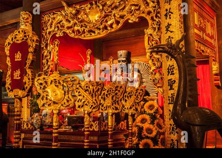 HANOÏ, VIETNAM - 11 JUIN 2011 : statue de Confucius au Temple de la Littérature.Ce temple est dédié à Confucius, aux sages et aux érudits Banque D'Images