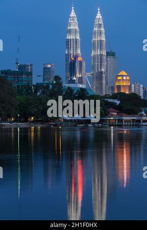 KUALA LUMPUR, MALAISIE - JUIN 19 : tours jumelles Petronas au crépuscule le 19 juin 2011 à Kuala Lumpur.Ils étaient le plus haut bâtiment du monde 1998- Banque D'Images