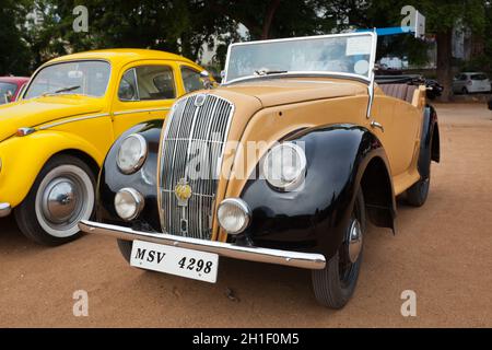 CHENNAI - INDE - JUILLET 24: Voiture rétro vintage sur le rallye de voitures de patrimoine 2011 de Madras Heritage Motoriing Club à Egmore le 24 juillet 2011 à Chennai, Inde Banque D'Images