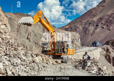 LADAKH, INDE - 10 SEPTEMBRE 2011 : route de nettoyage de pelle hydraulique après glissement de terrain dans l'Himalaya.Ladakh, Jammu-et-Cachemire, Inde Banque D'Images