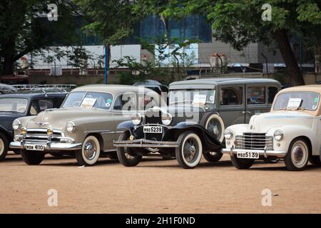 CHENNAI - INDE - JUILLET 24 : Vauxhall Velox 1951, Dodge 1931 et Chevrolet Fleet Master rétro voitures sur le Heritage car Rally 2011 de Madras Heritag Banque D'Images