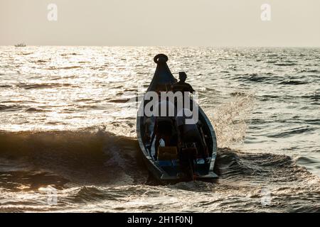 CHENNAI, INDE - 10 FÉVRIER 2013 : groupe de pêcheurs indiens se rendant en mer pour pêcher au lever du soleil Banque D'Images