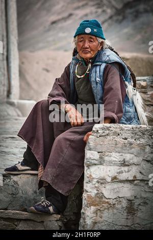 LAMAYURU, INDE - 10 SEPTEMBRE 2011 : ancienne tibétaine assise près de Lamayuru gompa à Ladakh, Inde Banque D'Images