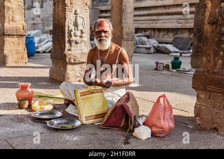 MADURAI, INDE - 16 FÉVRIER 2013 : prêtre indien brahmin (société hindoue traditionnelle) dans le célèbre temple de Meenakshi Amman - temple hindou historique situé Banque D'Images