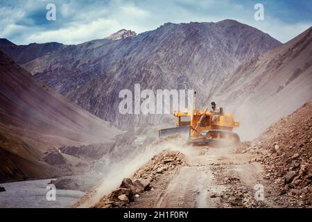 LADAKH, INDE - 10 SEPTEMBRE 2011 : route de nettoyage de bulldozer après glissement de terrain dans l'Himalaya.Ladakh, Jammu-et-Cachemire, Inde Banque D'Images