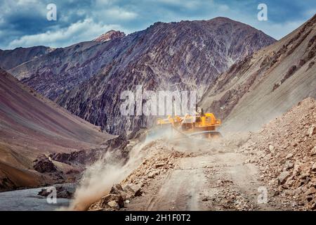 LADAKH, INDE - 10 SEPTEMBRE 2011 : route de nettoyage de bulldozer après glissement de terrain dans l'Himalaya.Ladakh, Jammu-et-Cachemire, Inde Banque D'Images