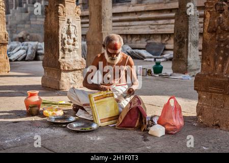 MADURAI, INDE - 16 FÉVRIER 2013 : prêtre indien brahmin (société hindoue traditionnelle) avec don dans le célèbre temple de Meenakshi Amman - hindou historique Banque D'Images