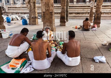 MADURAI, INDE - 16 FÉVRIER 2013 : prêtre indien brahmin (société hindoue traditionnelle) et pèlerins dans le célèbre temple de Meenakshi Amman - historique hindou t Banque D'Images
