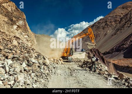 LADAKH, INDE - 10 SEPTEMBRE 2011 : route de nettoyage de pelle hydraulique après glissement de terrain dans l'Himalaya.Ladakh, Jammu-et-Cachemire, Inde Banque D'Images