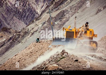 LADAKH, INDE - 10 SEPTEMBRE 2011 : route de nettoyage de bulldozer après glissement de terrain dans l'Himalaya.Ladakh, Jammu-et-Cachemire, Inde Banque D'Images