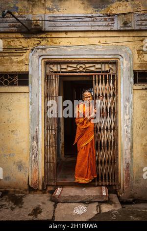 TIRUCHIRAPALLI, INDE - 15 FÉVRIER 2013 : femme indienne non identifiée debout dans la porte de sa maison Banque D'Images