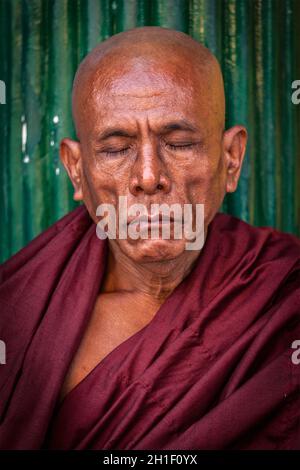 YANGON, MYANMAR - 3 JANVIER 2014 : portrait d'un moine bouddhiste ascétique méditant dans la pagode Shwedagon Paya Banque D'Images