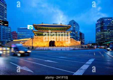 Séoul, Corée du Sud - 1 Avril 2016 : La Porte de Namdaemun porte Sungnyemun de nuit avec le trafic urbain, Séoul, Corée du Sud Banque D'Images