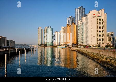 BUSAN, CORÉE DU SUD - 13 avril 2017 : Cité Marine cher et prestigieux gratte-ciel résidentiel à Busan, Corée du Sud Banque D'Images