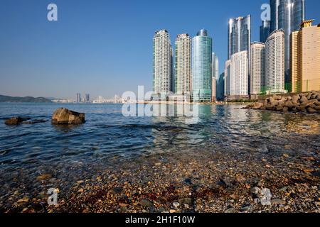 BUSAN, CORÉE DU SUD - 13 avril 2017 : Cité Marine cher et prestigieux gratte-ciel résidentiel à Busan, Corée du Sud Banque D'Images