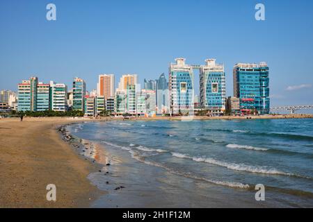 BUSAN, CORÉE DU SUD - 11 AVRIL 2017 : la plage de Gwangalli à Busan, une grande ville portuaire en Corée du Sud Banque D'Images