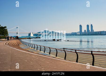 BUSAN, CORÉE DU SUD - 11 AVRIL 2017 : promenade de la plage de la ville de Busan, gratte-ciels et pont de Gwangan, Corée du Sud Banque D'Images