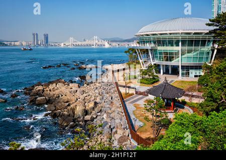 BUSAN, CORÉE DU SUD - 13 AVRIL 2017 : Maison de l'APEC Nurimaru sur l'île de Dongbaek et pont de Gwangan à Busan, Corée du Sud Banque D'Images