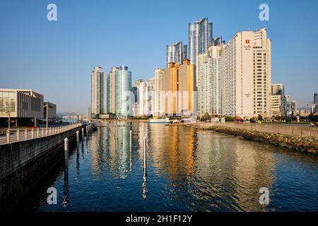 BUSAN, CORÉE DU SUD - 13 avril 2017 : Cité Marine cher et prestigieux gratte-ciel résidentiel à Busan, Corée du Sud Banque D'Images