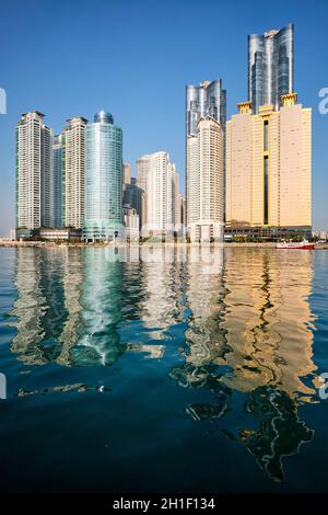 BUSAN, CORÉE DU SUD - 13 avril 2017 : Cité Marine cher et prestigieux gratte-ciel résidentiel à Busan, Corée du Sud Banque D'Images