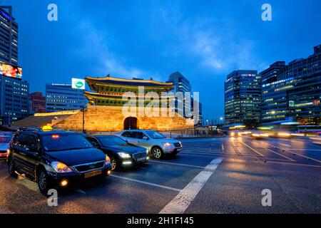 Séoul, Corée du Sud - 1 Avril 2016 : La Porte de Namdaemun porte Sungnyemun de nuit avec le trafic urbain, Séoul, Corée du Sud Banque D'Images