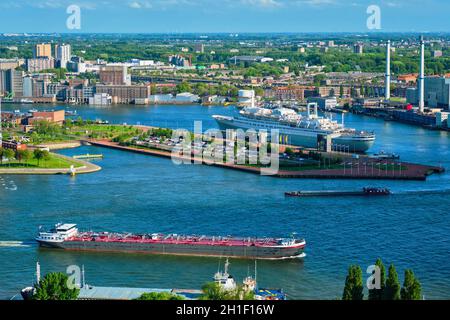 ROTTERDAM , PAYS-BAS - 14 MAI 2017: Vue sur la ville de Rotterdam avec SS Rotterdam ancien paquebot et bateau de croisière maintenant hôtel dans la rivière Nieuwe Maas Fro Banque D'Images
