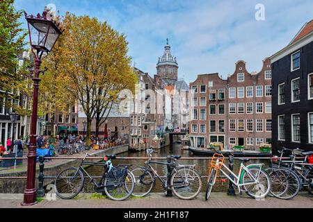 AMSTERDAM, PAYS-BAS - 7 MAI 2017 : vélos dans la rue d'Amsterdam près du canal avec maisons anciennes.Quartier des feux rouges, Amsterdam, pays-Bas Banque D'Images