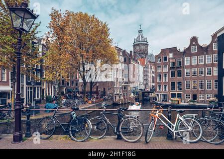 AMSTERDAM, PAYS-BAS - 7 MAI 2017 : vélos dans la rue d'Amsterdam près du canal avec maisons anciennes.Quartier des feux rouges, Amsterdam, pays-Bas Banque D'Images