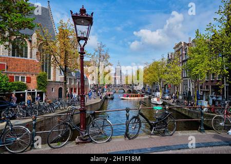 AMSTERDAM, PAYS-BAS - 7 MAI 2017 : vélos dans la rue d'Amsterdam sur le pont au-dessus du canal avec des maisons anciennes.Quartier des feux rouges, Amsterdam, pays-Bas Banque D'Images