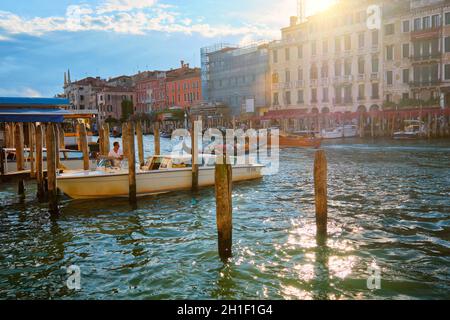 VENISE, ITALIE - 27 JUIN 2018 : Grand Canal avec bateaux et gondoles au coucher du soleil, Venise, Italie Banque D'Images