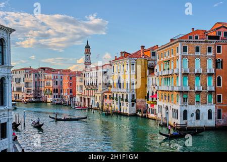 VENISE, ITALIE - 27 JUIN 2018 : Grand Canal avec bateaux et gondoles au coucher du soleil, Venise, Italie Banque D'Images